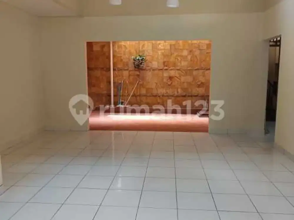 Rumah, 2 Lantai, SHM, Dekat Universitas, Bebas Banjir