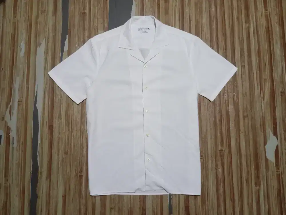 Kemeja open collar zara.