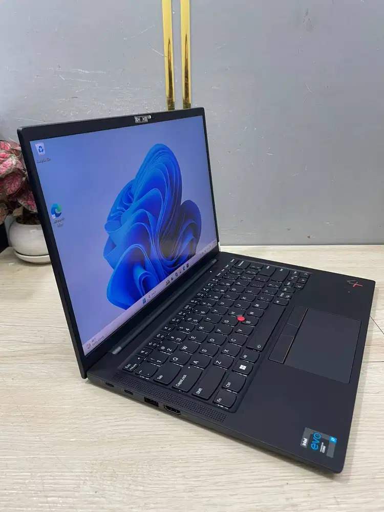 LAPTOP LENOVO X1 CARBON I7 GEN11 16/512 LAYAR 14 INCH *ET