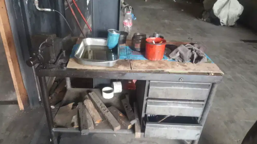 Meja besi  bengkel