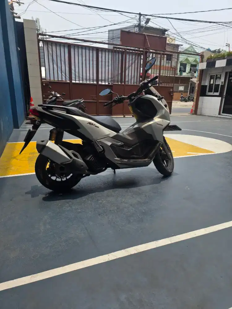 Dijual Motor Honda ADV 160 ABS Tahun 2022 PUTIH Mulus
