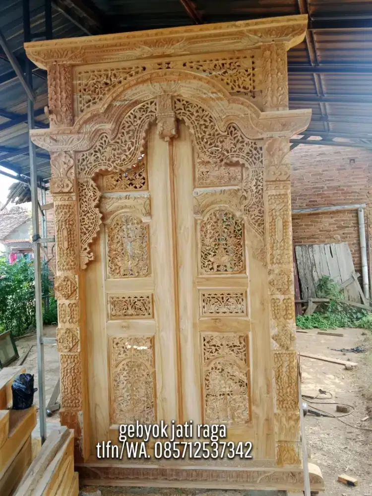 Kusen pintu ukir