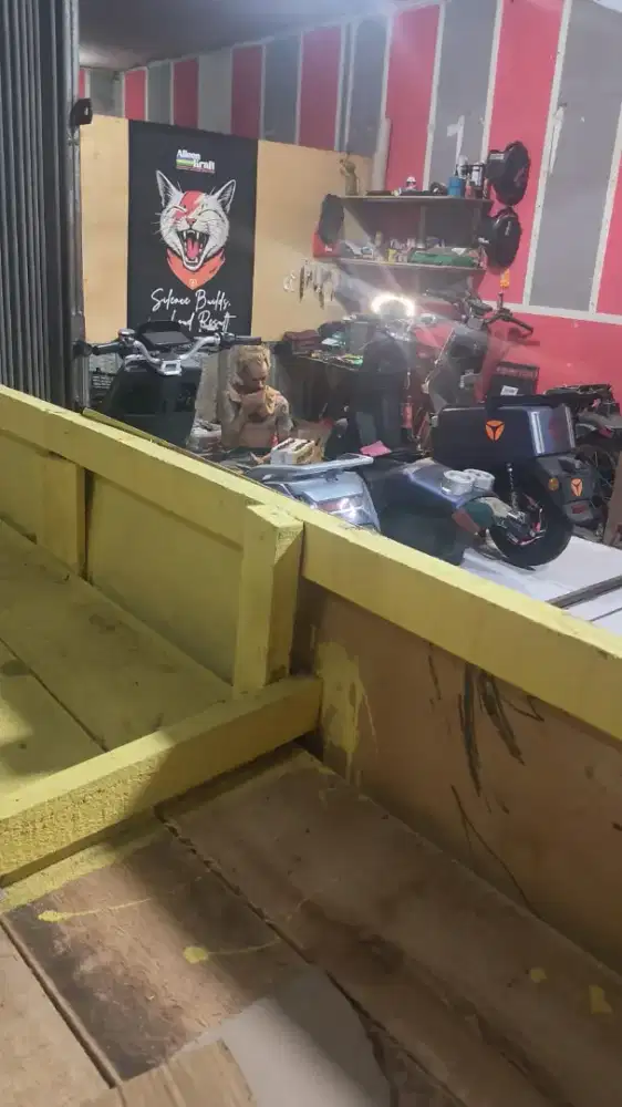 Di butuh 2 orang untuk menjaga toko buah