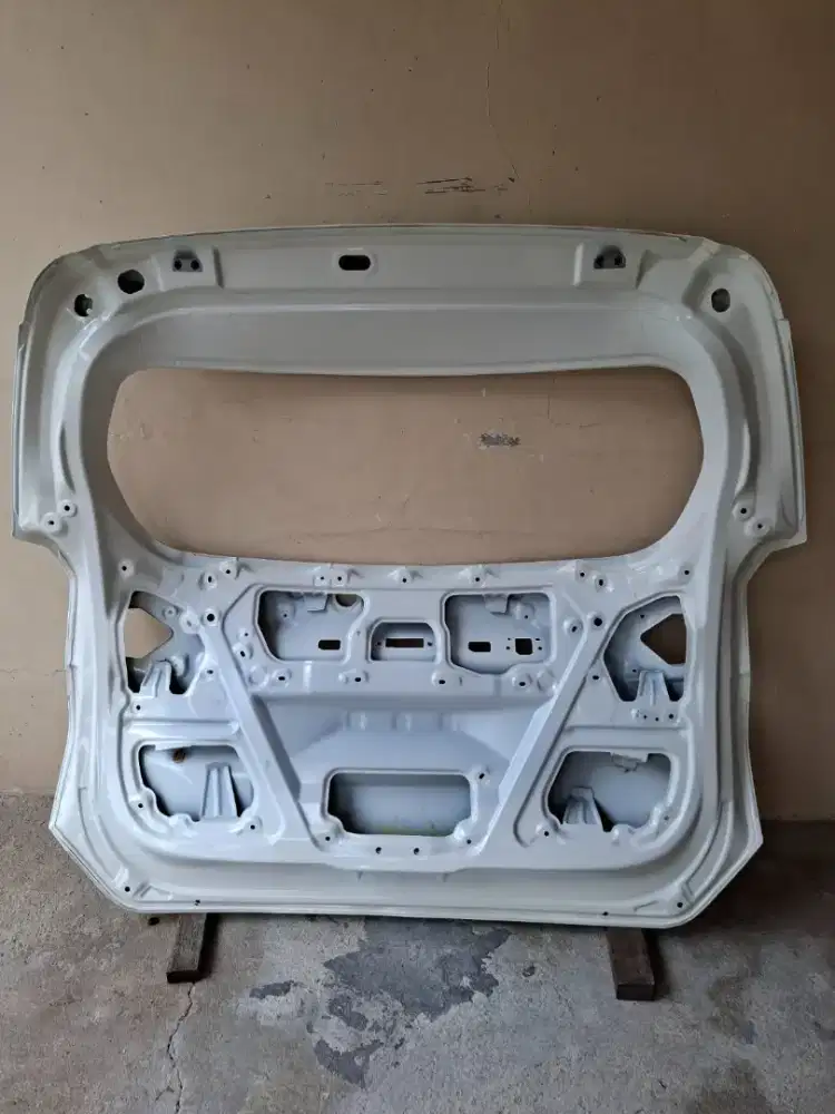 pintu belakang mobil