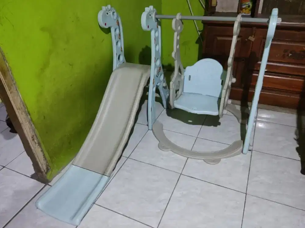 Prosotan dan tranpolin anak