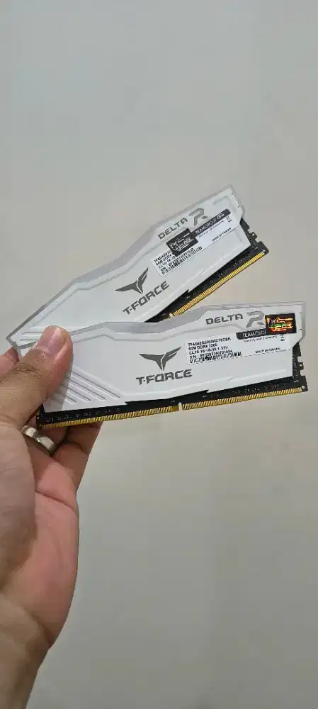 Memory RAM Team T-force Delta R RGB DDR4 16 GB (2x8GB) putih 3200Mhz