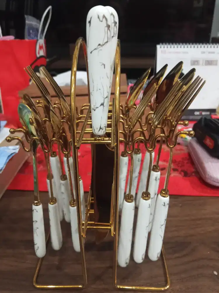 tempat set makan sendok 4 garpu 5,sendok teh 6 pcs