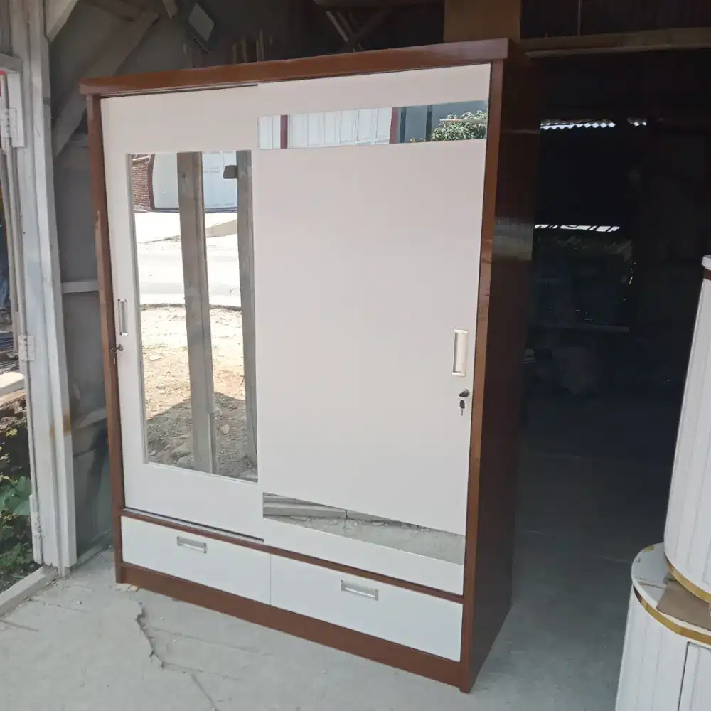Lemari pakaian pintu geser