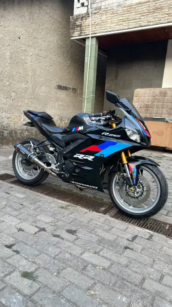 Yamaha R25 V2 like new! ISTIMEWA siap pakai CBR ninja