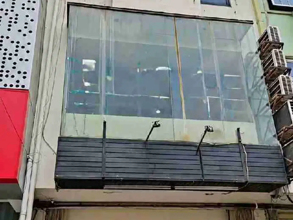 DISEWAKAN RUKO 4 LANTAI EX TOKO ROTI di Ruko Komersial Griya Inti Utama,
Sunter Agung, Jakarta Utara.