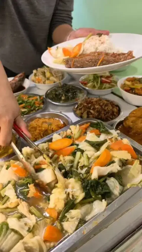 Karyawati Helper kantin