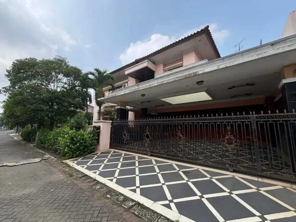 Rumah  Besar dan Luas Fully Furnished, 2 Lantai  ada Swimming Pool di Raffles Hills