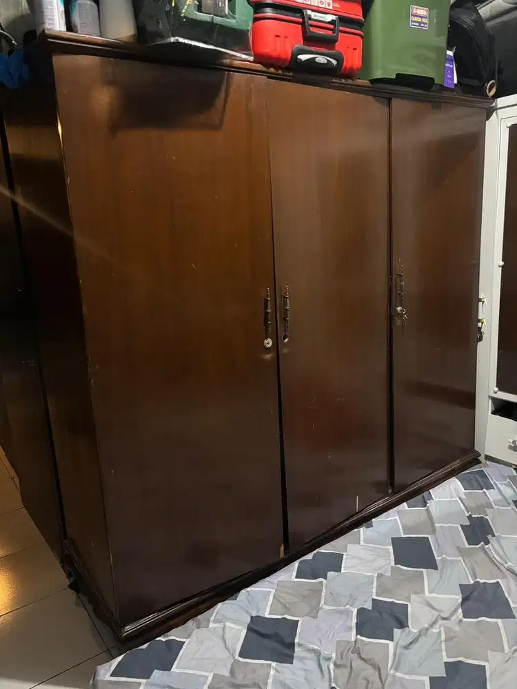 Lemari tiga baris Kayu Jati
