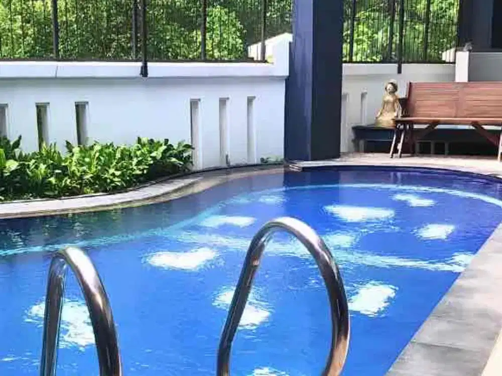 Rumah bagus ada kolam renang (nego) lokasi strategis Legenda Wisata Cibubur