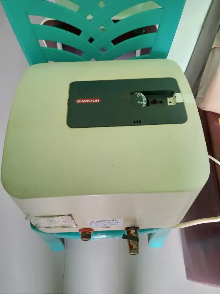 Water Heater Ariston 15 Liter 500 Watt Made in Italy – Bekas