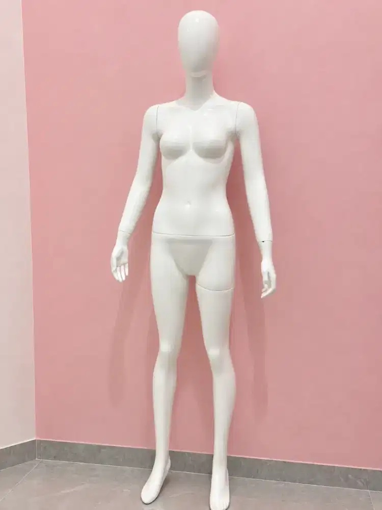 Patung wanita full body