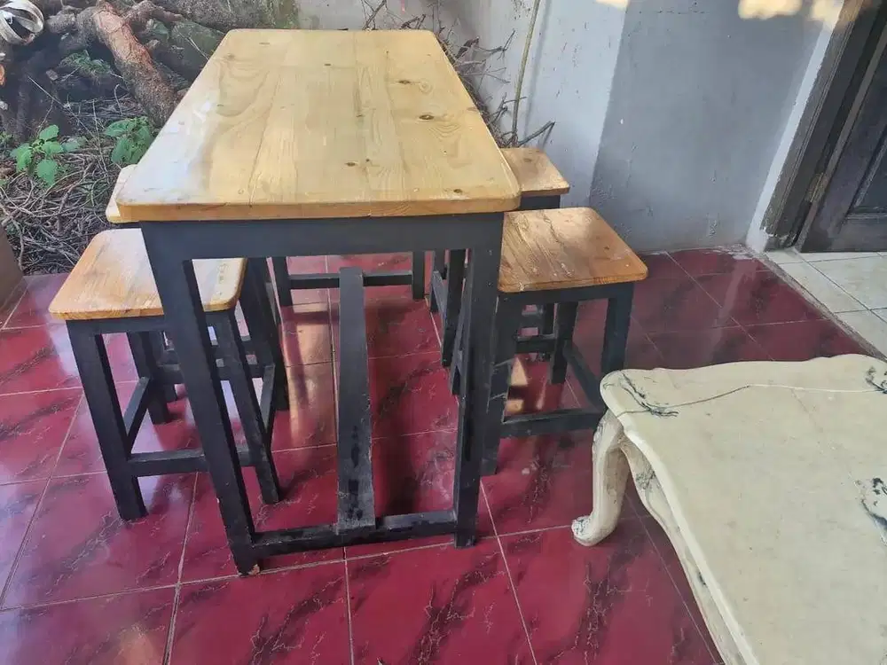 1 set meja dan bangku (4 pcs)