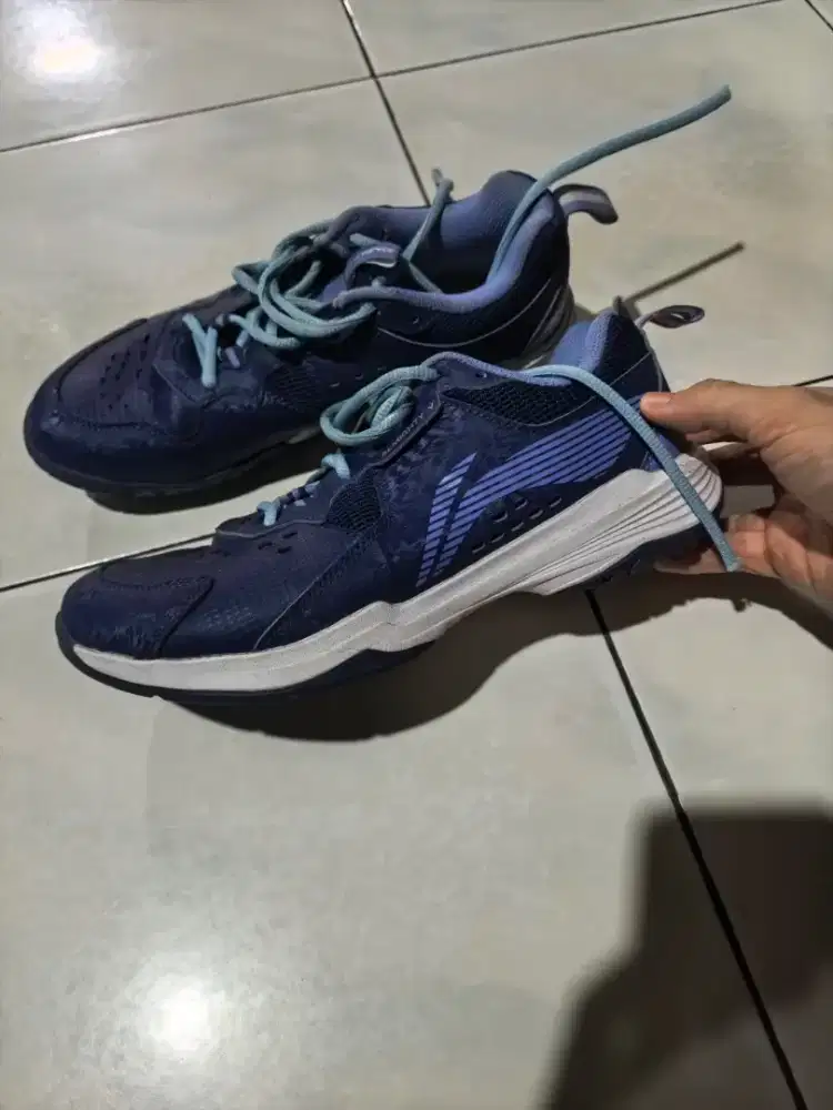 Sepatu badminton lining almighty seri V size 40.5 25cm
