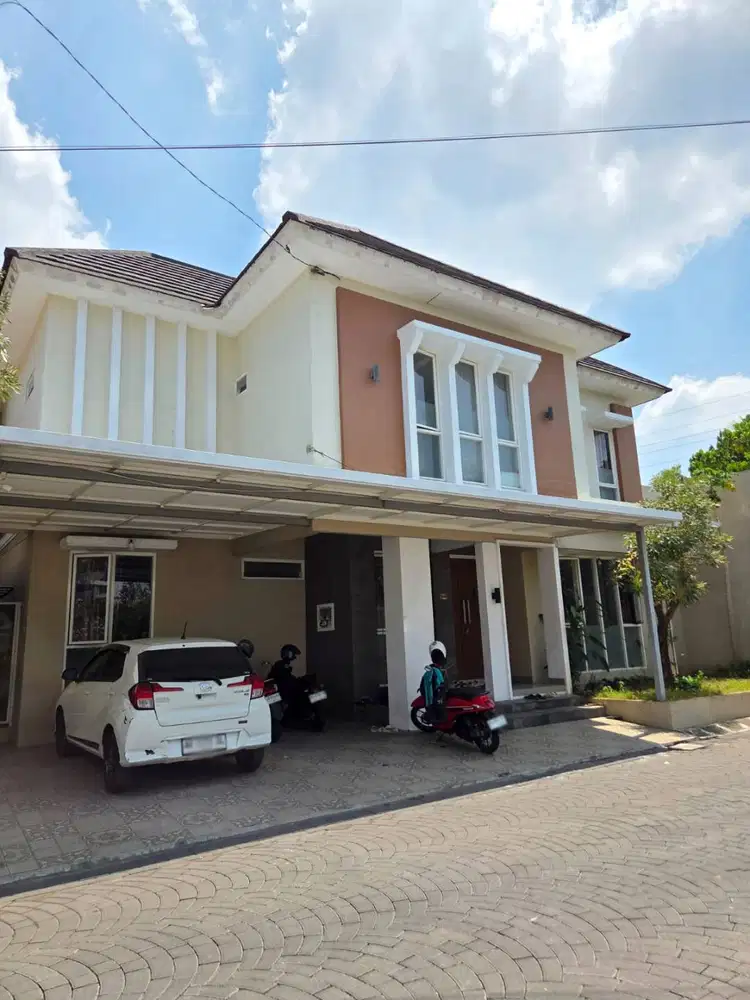 Rumah Lingkungan Perumahan dengan Kolam Renang di Jalan Kabupaten
