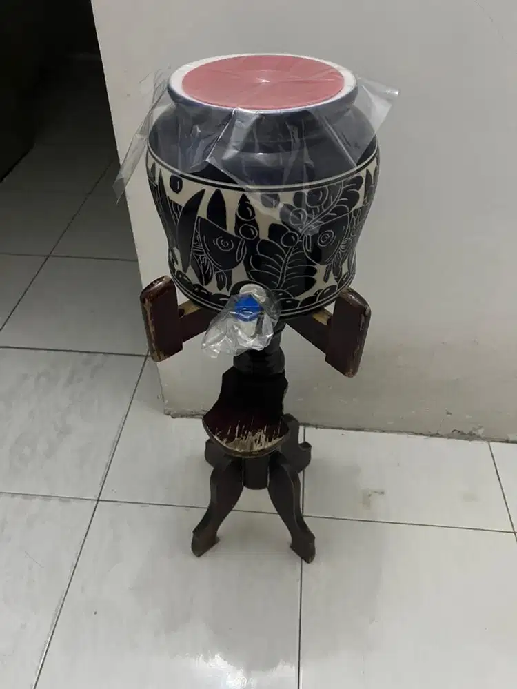 Dispenser guci keramik dan kaki (bekas)