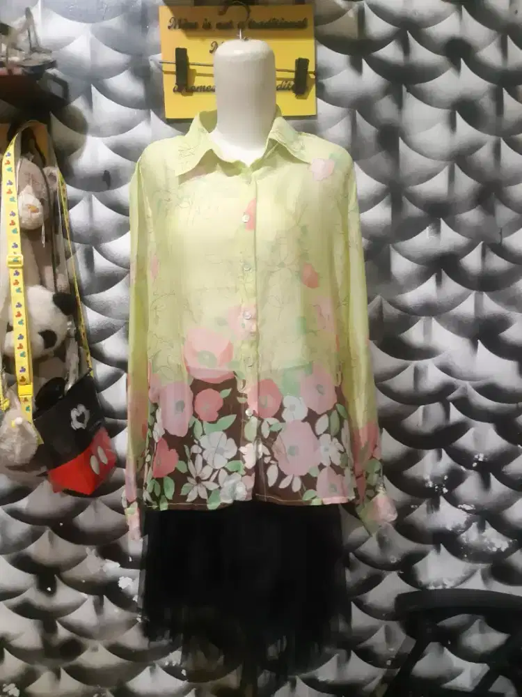 Kemeja sifon bunga2 wanita preloved tjap karoeng