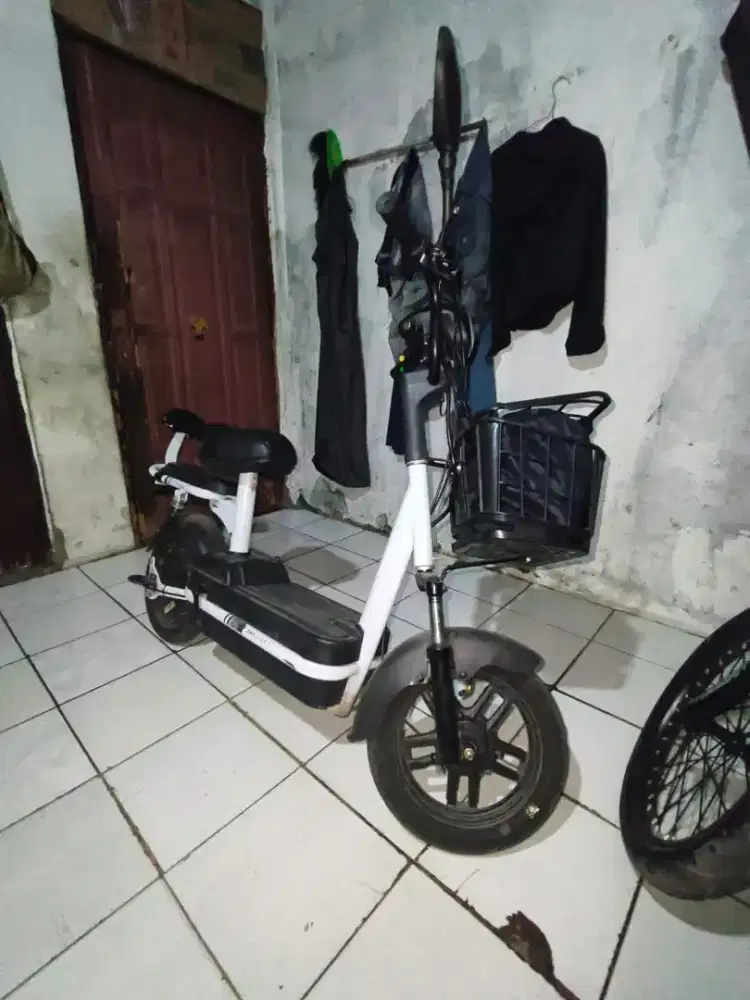 Sepeda listrik city bike