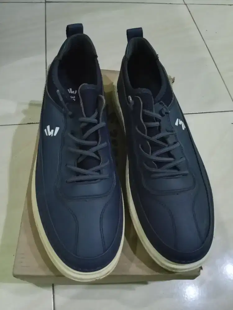 Sepatu sneaker pria