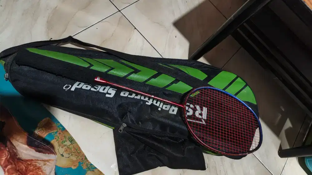 Raket bulu tangkis RS