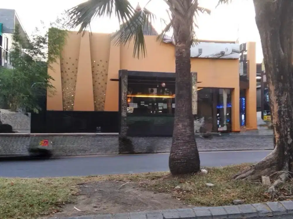 Komersial Area depan Gereja Santo Yakobus