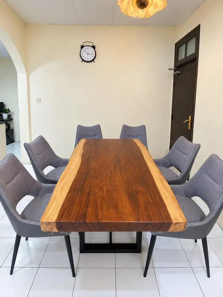 Meja Kayu Solid Plus 6 Kursi Informa telfer senilai 2jutaan