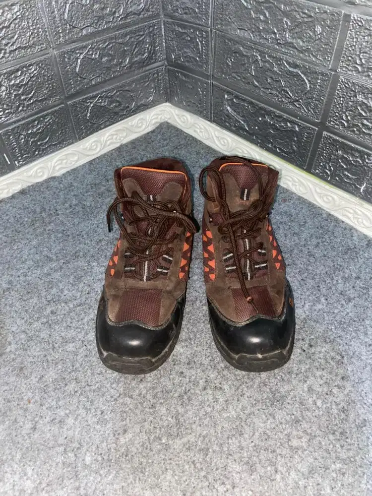 Sepatu Gunung Lavio