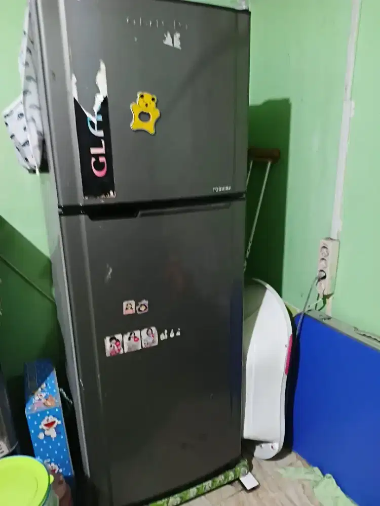 Di jual kulkas 2 pintu merek Toshiba glacio