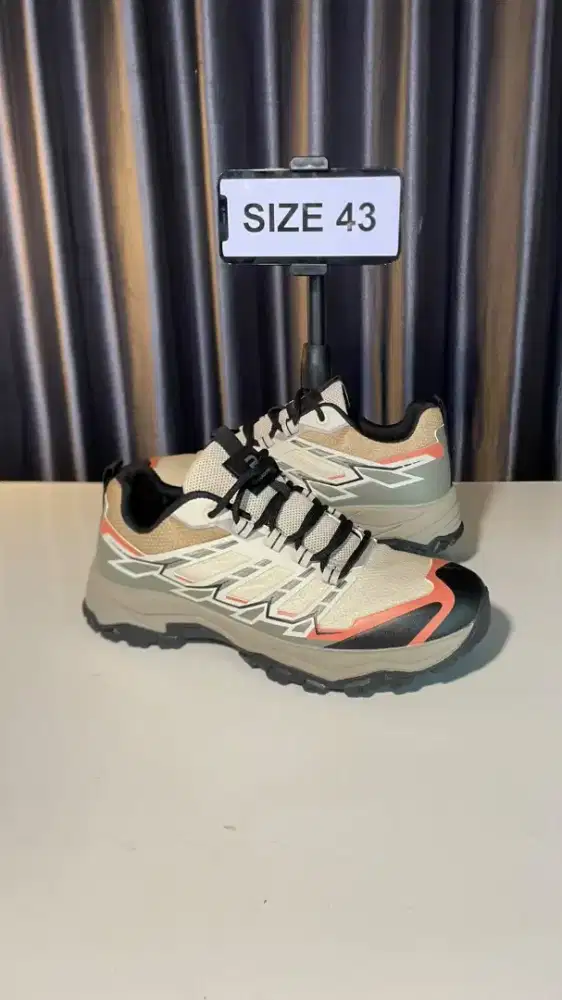 Sepatu safety ujung besi