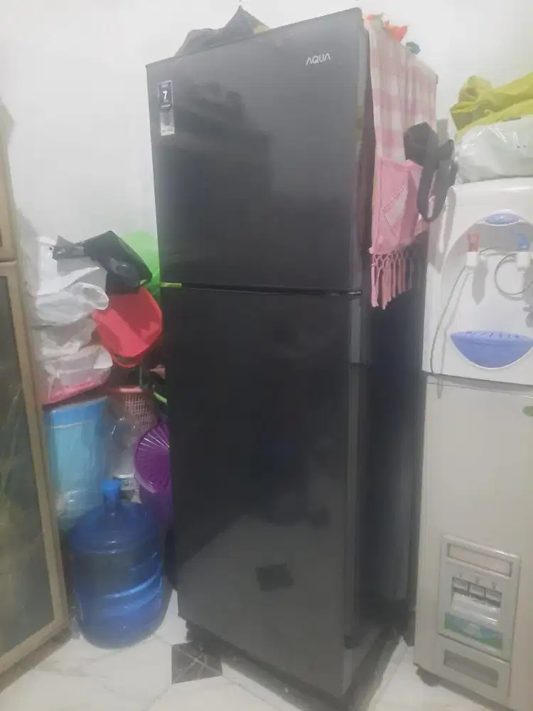 Kulkas 2 pintu merk aqua masih mulus