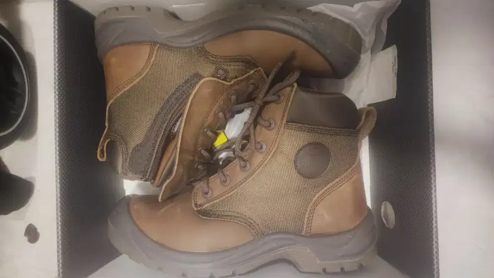 Sepatu Safety Jogger Work