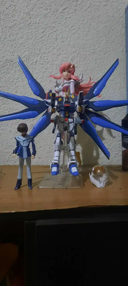 Action figure strike freedom gundam, lacus clyne + kira yamato (seed)