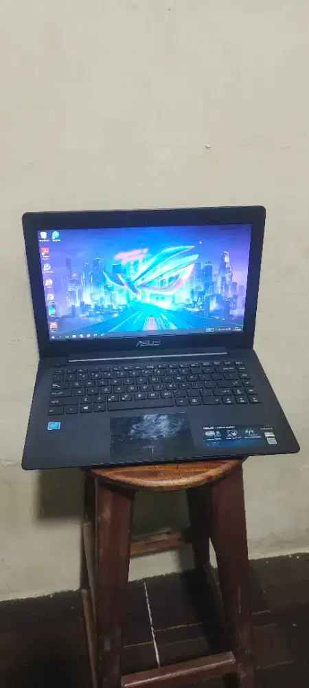 Asus Vivoboook Intel model slim tipis windows 10 tingal pake sjaa 1jt