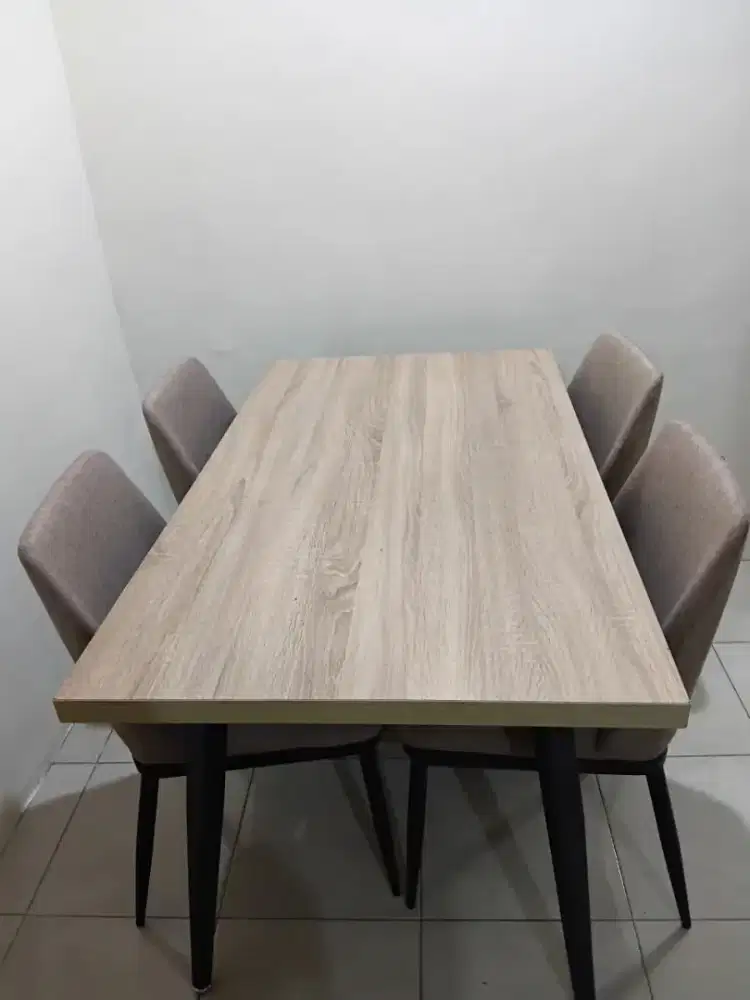 DI JUAL 1 SET MEJA MAKAN INFORMA