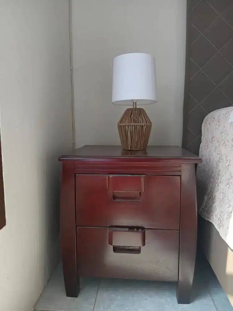 Di jual meja nakas + lampu tidur informa one set