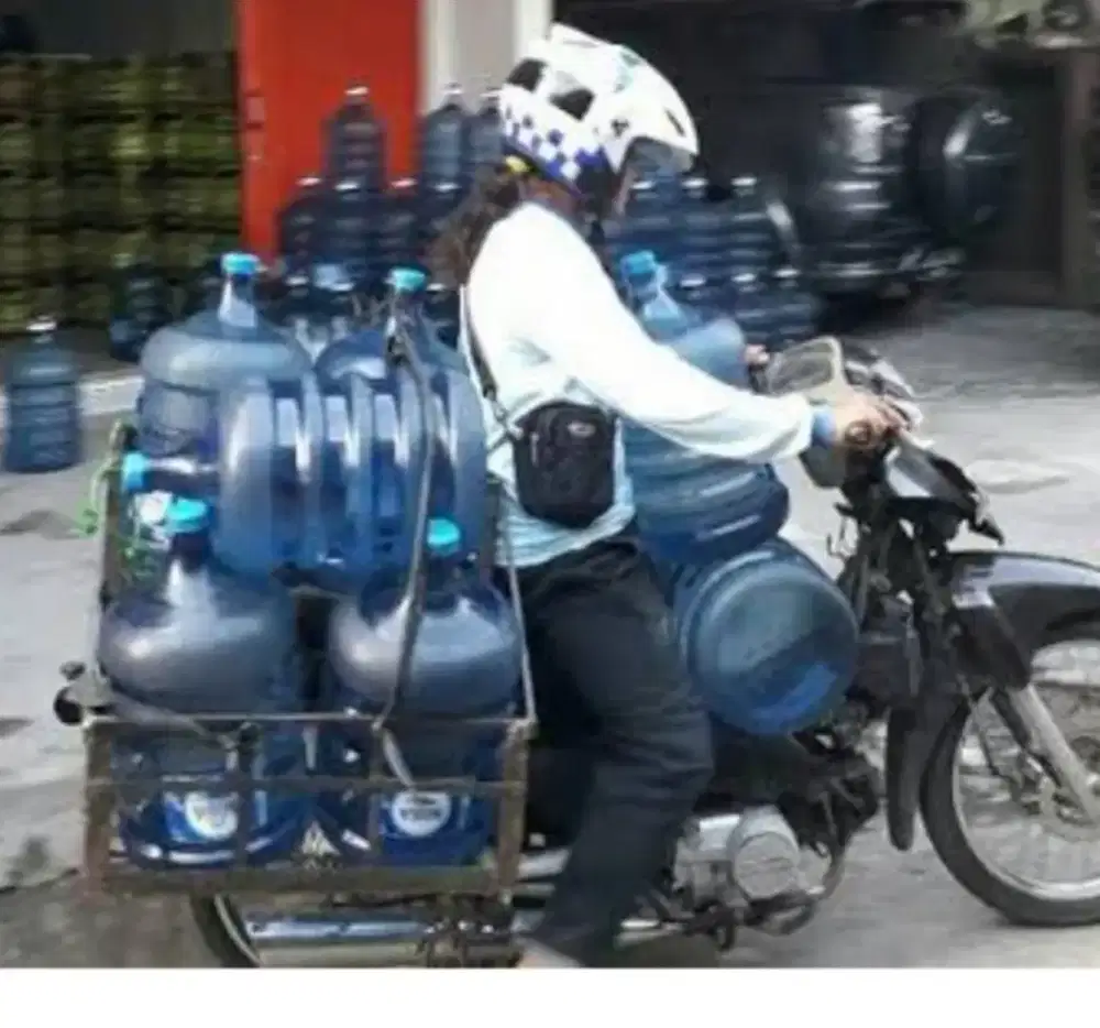 Kerjaan berat antar galon pake motor