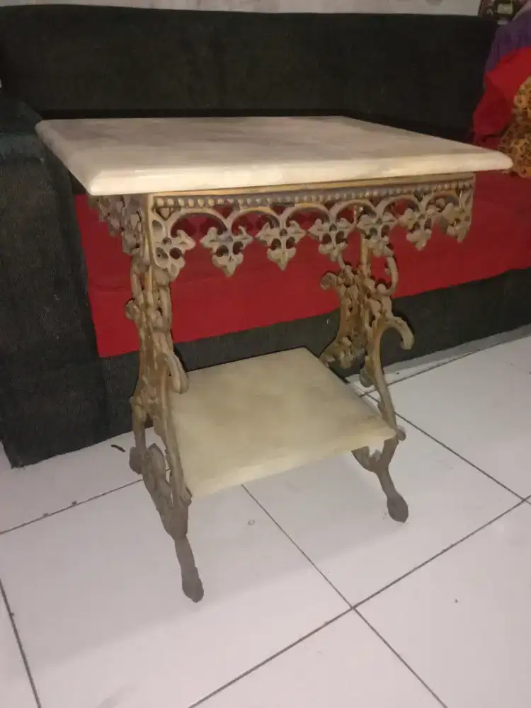 Meja antik besi tempa tatakan marmer
