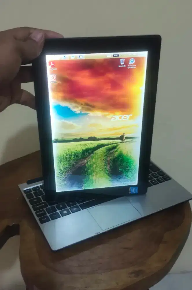 notbokk Acer bisa jadi tablet  10in cuma 500rb batrai 5jam lbh..