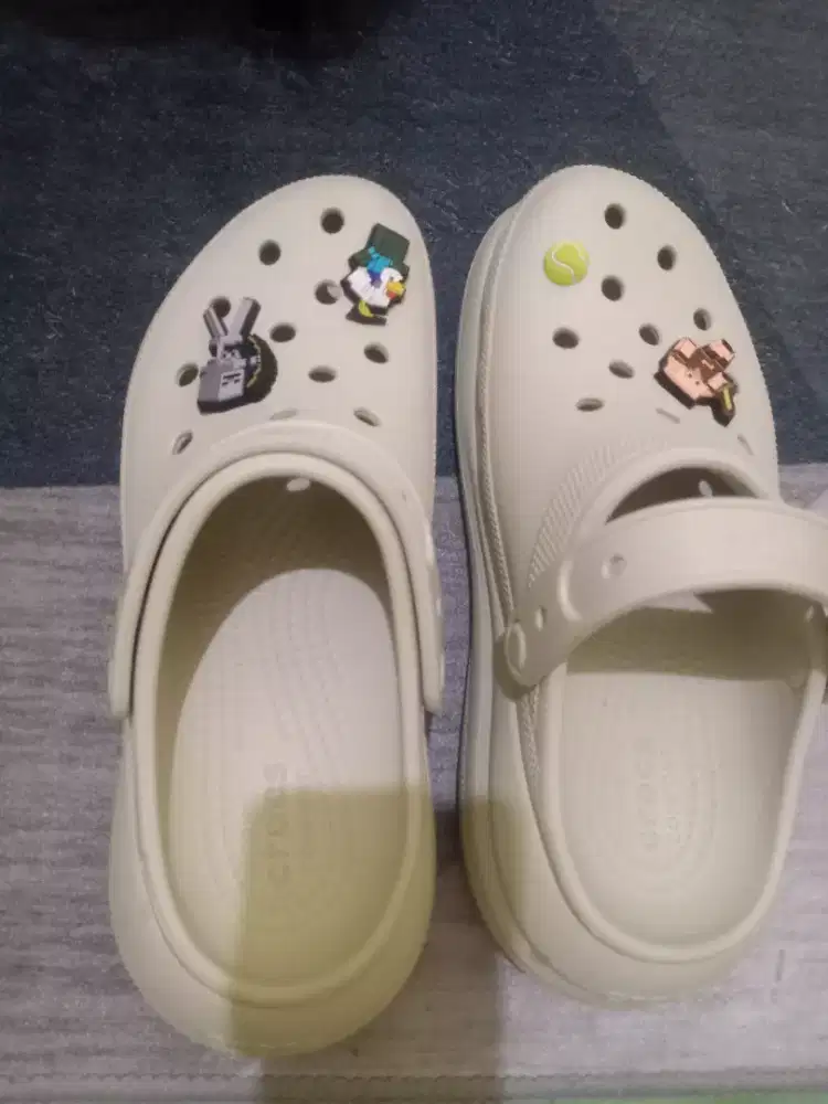 Crocs size 7 krem
