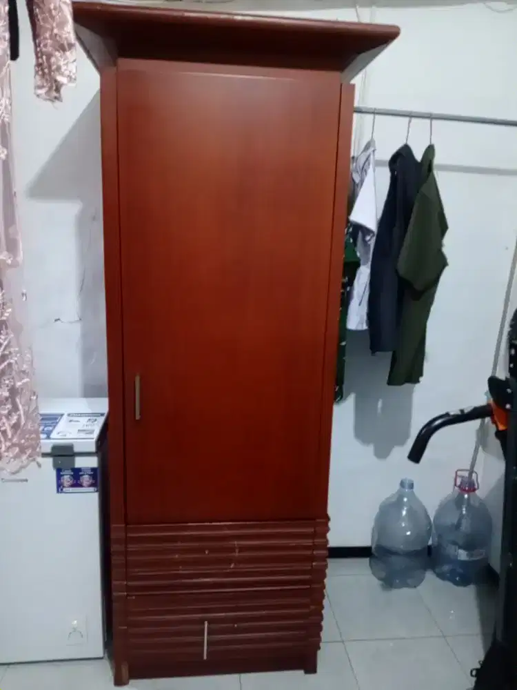 Lemari gantung baju