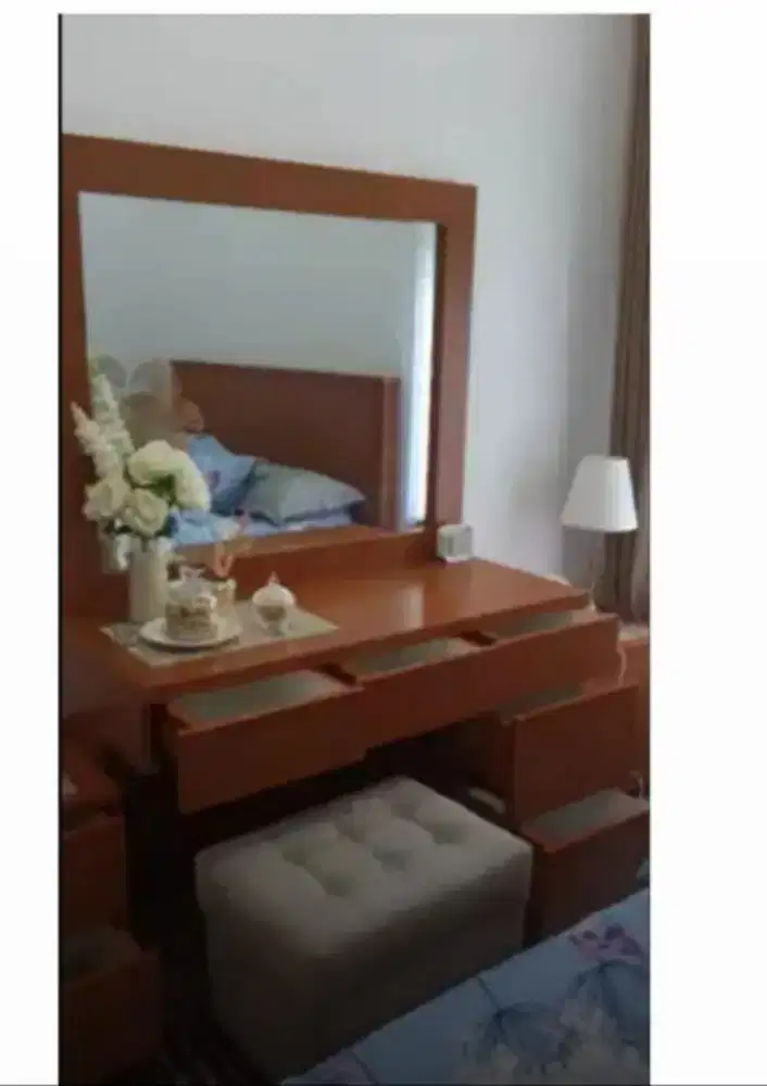 Meja rias kayu tebal