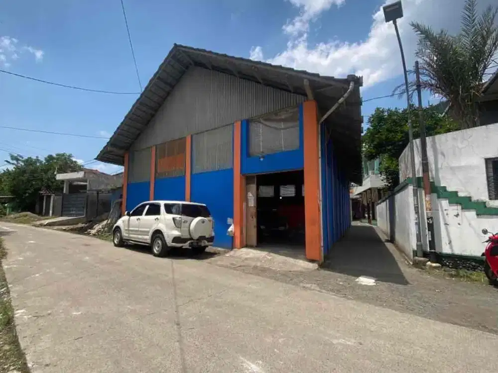 Gudang tempat usaha luas 15 tumbak / 210m²
Bisa buat konfeksi, workshop, gudang dll. 
Listrik 3500
Kamar mandi
Akses jalan 2 mobil
Lokasi strategis,