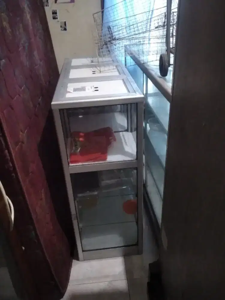 DIJUAL ETALASE KACA UNTUK SEMBAKO