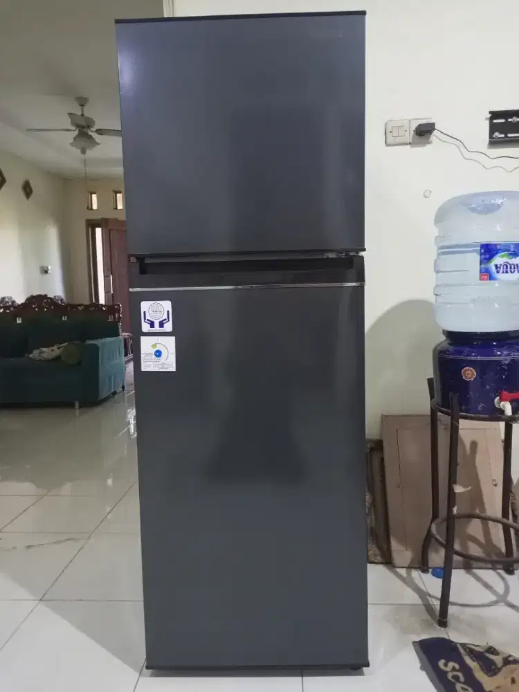 TOSHIBA Kulkas 2 pintu 233 liter