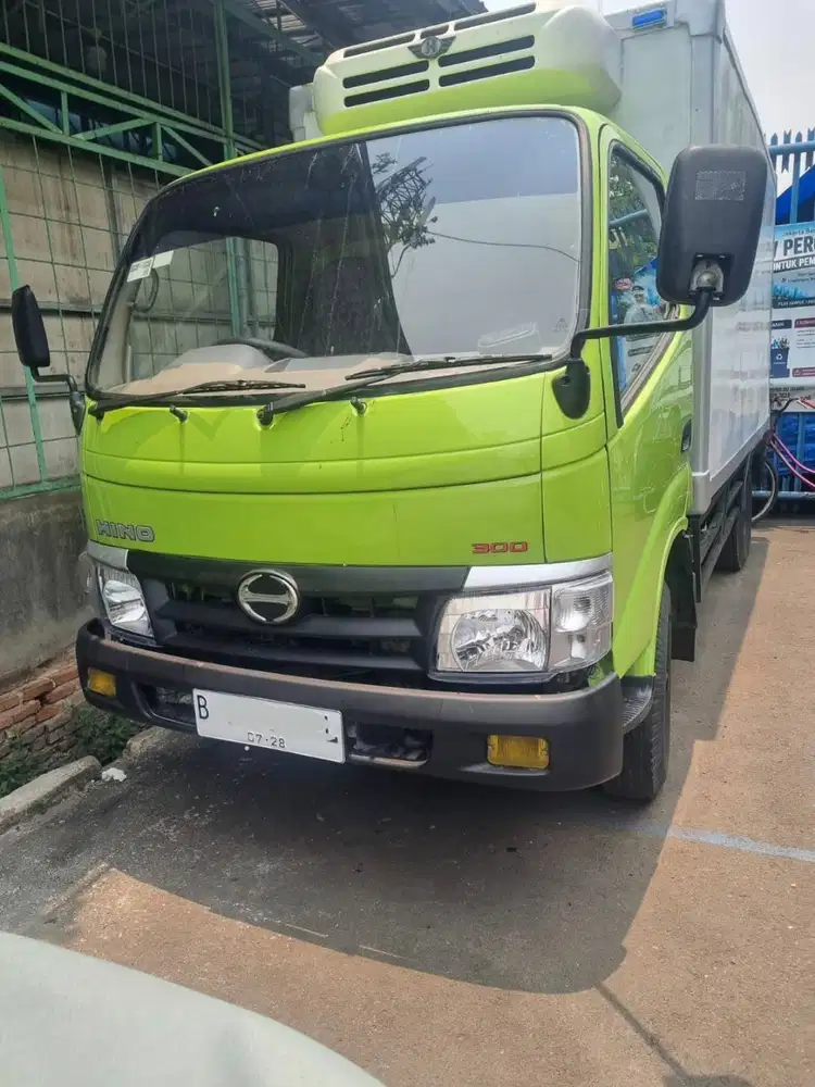 Hino 300 BOX PENDINGIN BEKU tahun 2013