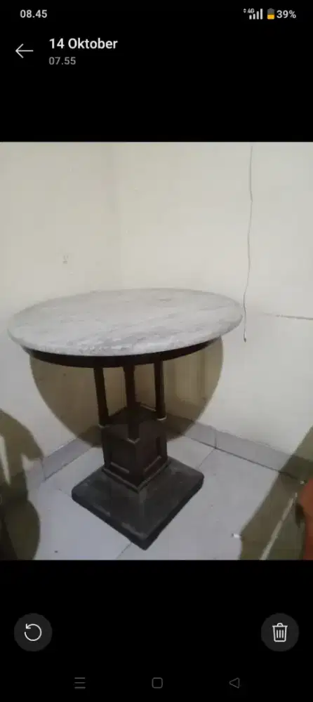 Meja tamu dari marmer kuno